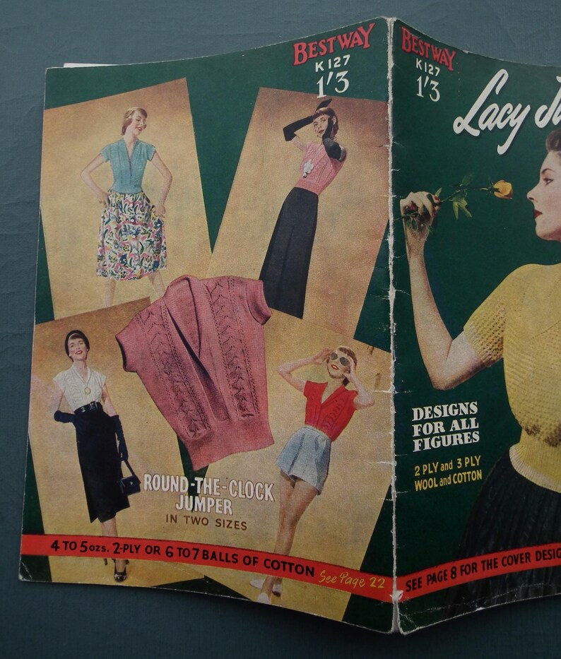 Op de afbeelding: Een vintage breipatronenboekje met een groene omslag en de titel "Lacy Jumper" in wit handschrift. Het boekje bevat een foto van een vrouw die een gele gebreide trui en een roos draagt.