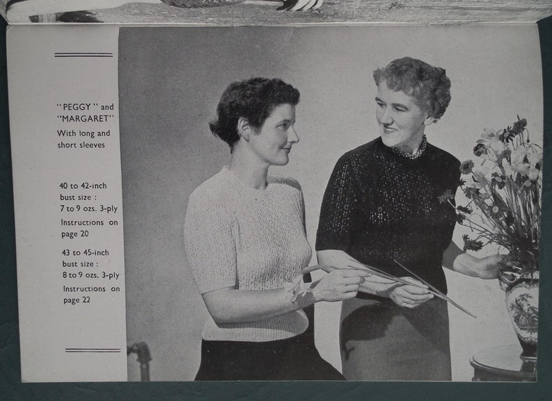 Op de afbeelding: Twee vrouwen dragen gebreide truien. De vrouw links draagt een witte trui met korte mouwen. De vrouw rechts draagt een zwarte trui met lange mouwen. De tekst "Peggy" en "Margaret" is zichtbaar in de afbeelding.