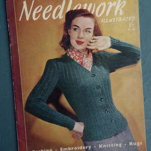 Peut inclure: Une couverture de magazine vintage Needlework Illustrated montrant une personne portant un cardigan boutonné vert foncé côtelé sur un foulard à motifs rouge et blanc. La couverture inclut le texte Needlework Illustrated, 1-, No. 193, et Fashion, Embroidery, Knitting, Rugs.