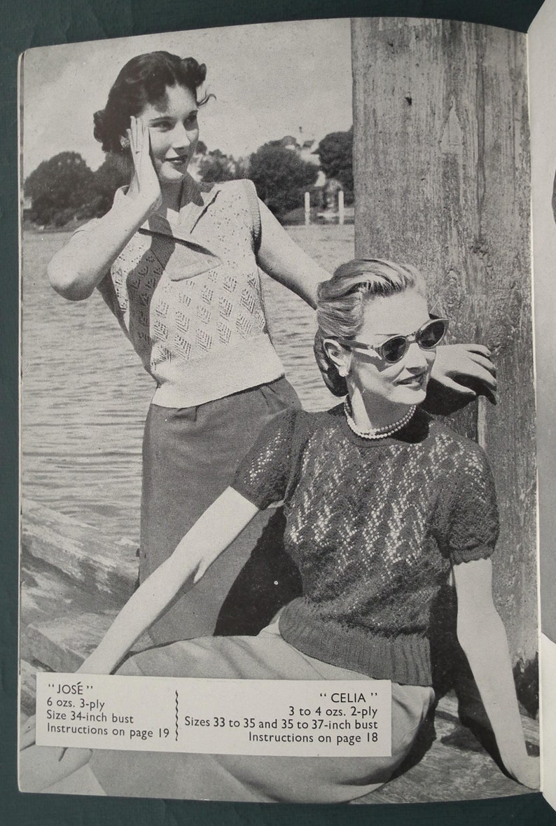 Op de afbeelding: Twee vrouwen dragen gebreide tops. De vrouw links draagt een witte top zonder mouwen met een geometrisch patroon. De vrouw rechts draagt een zwarte top met korte mouwen met een kantpatroon. De tekst "Jos&eacute;" en "Celia" staat onder de vrouwen, samen met informatie over garen en maat.