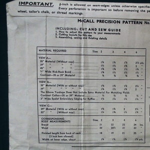 Op de afbeelding: Vintage McCall's naaipatroon met gedetailleerde instructies en materiaaleisen. Inclusief een knip- en naaihandleiding, met afmetingen in inches. Het patroon is gedrukt en vervaardigd in Engeland.
