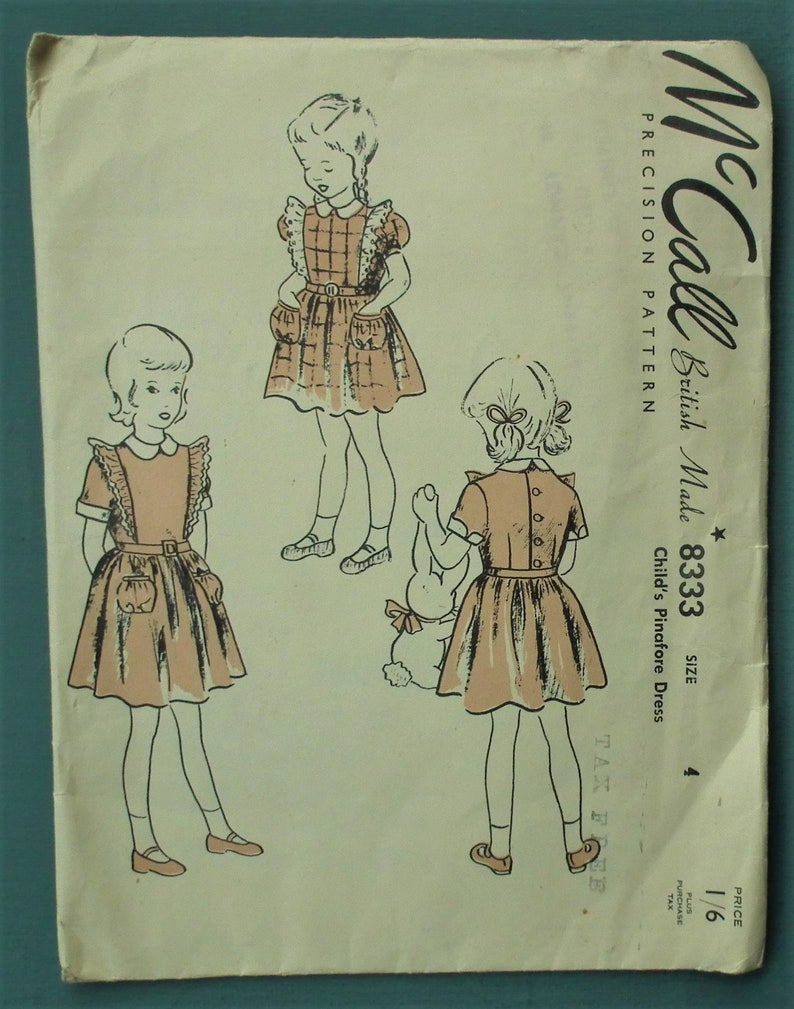 Op de afbeelding: Vintage McCall's naaipatroon voor een kinder pinafore jurk. Het patroon toont illustraties van het jurk ontwerp, gedrukt op verouderd papier. Het jurk ontwerp bevat zakken en een riem. De tekst "McCall" en "Child's Pinafore Dress" zijn zichtbaar.