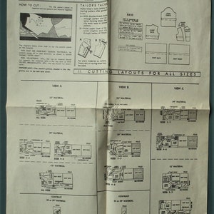 Op de afbeelding: Een vintage McCall Cut and Sew Guide, patroonnummer 8333, met gedetailleerde diagrammen voor snijlayouts. De gids bevat instructies voor verschillende maten en materialen, met illustraties en tekst. Het papier is gevouwen en vertoont tekenen van ouderdom.
