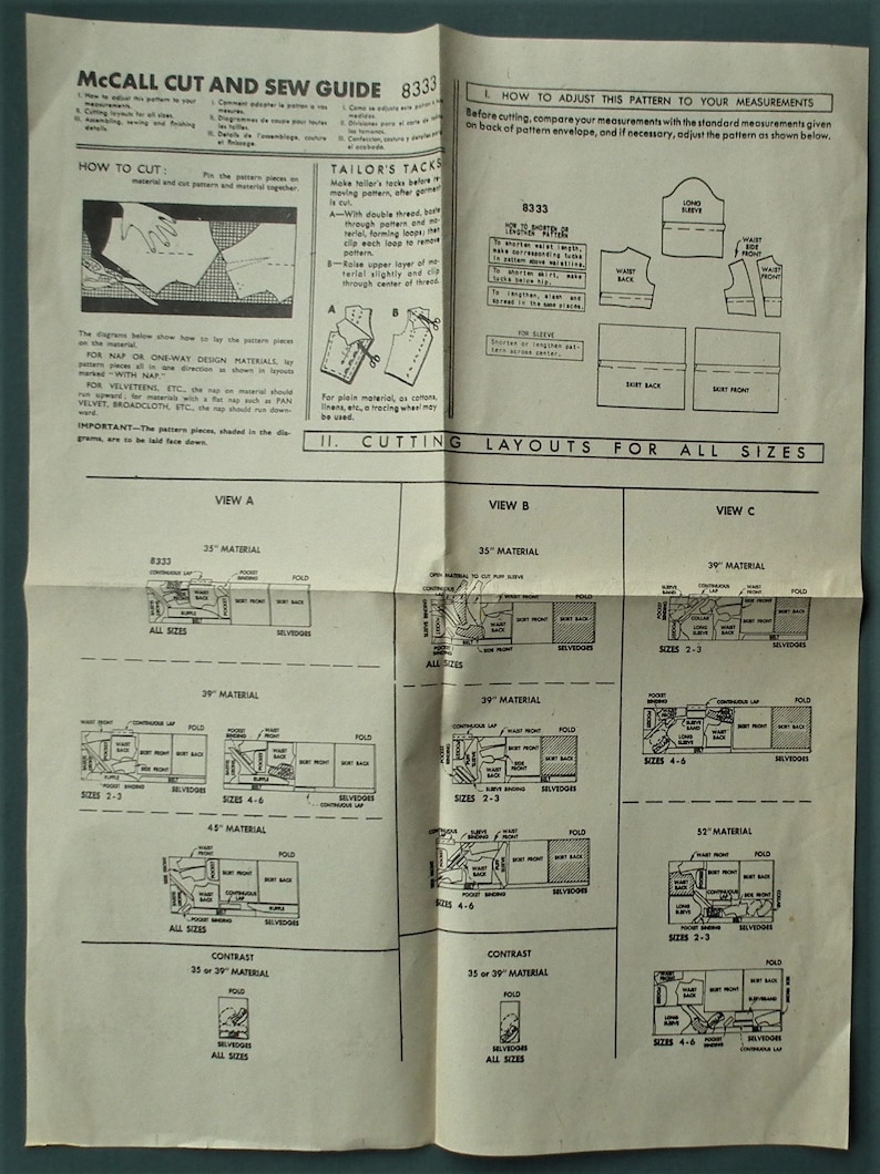 Op de afbeelding: Een vintage McCall Cut and Sew Guide, patroonnummer 8333, met gedetailleerde diagrammen voor snijlayouts. De gids bevat instructies voor verschillende maten en materialen, met illustraties en tekst. Het papier is gevouwen en vertoont tekenen van ouderdom.