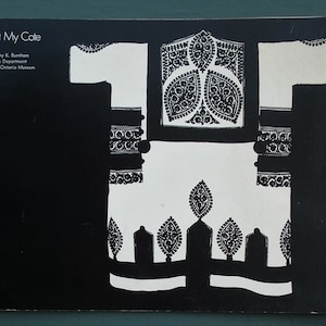 Op de afbeelding: Zwart-witte illustratie van een traditioneel kledingstuk, mogelijk een gewaad of een jas, met ingewikkelde patronen en details. De tekst "Cut My Cote" staat bovenaan de afbeelding, en de tekst "Dorothy K. Burnham, Textile Department, Royal Ontario Museum" staat eronder.