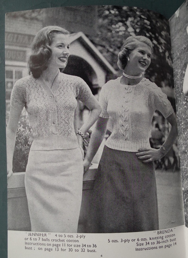 Op de afbeelding: Twee vrouwen dragen gehaakte tops. De vrouw links draagt een witte gehaakte top met een knoopsluiting. De vrouw rechts draagt een witte gehaakte top met een kabelbreisel ontwerp. De tekst "Jennifer" en "Brenda" is zichtbaar in de afbeelding.