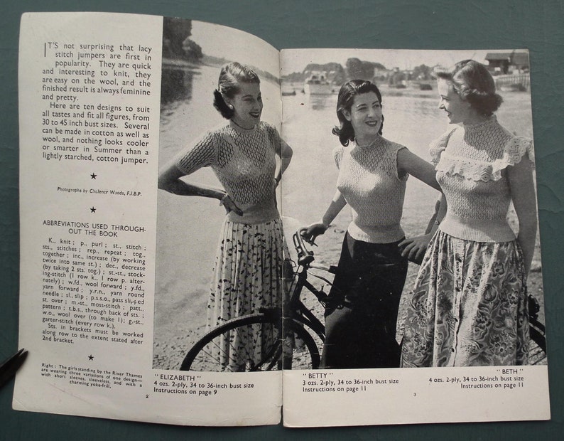Op de afbeelding: Een vintage breipatronenboek met drie vrouwen die kant-gebreide tops en rokken dragen. Het boek bevat instructies voor het breien van drie verschillende stijlen tops: "Elizabeth", "Betty" en "Beth".