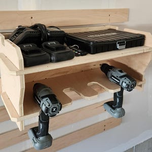Supporto/stazione di ricarica per trapano - Sistema di organizzazione per garage con tacchetti francesi (accoppiamento a frizione - nessuna vite necessaria) - File di taglio DXF solo per CNC