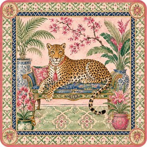 Op de afbeelding: Een vierkante decoratieve print met een luipaard die rust op een blauw gestoffeerde bank. De scène bevat potplanten, roze kersenbloesems en een rand met patronen in roze, groene en blauwe tinten, wat zorgt voor een gedetailleerde botanische compositie.