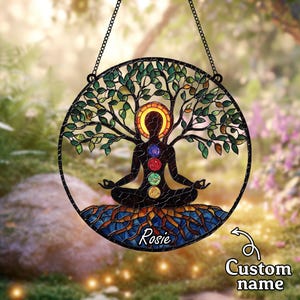 2D Flacher Baum des Lebens Chakra Faux Buntglas Suncatcher - Fensterschmuck aus Acryl mit meditierender Figur, Yoga und Energie Heilung Raumdekor
