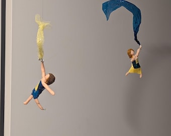 Móvil cinético artesanal de reciente creación: decoración infantil original y divertida, con pequeños bailarines.