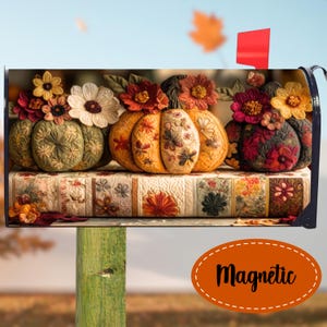 Könnte beinhalten: Eine magnetische Briefkastenabdeckung mit gestepptem Design, das drei Kürbisse mit Stoffblumen in Orange-, Gelb- und Grüntönen zeigt. Die Basis zeigt ein Patchwork-Muster mit Blumenmotiven. Das Wort Magnetic steht darunter.