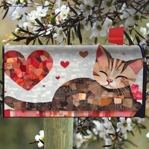 Könnte beinhalten: Ein dekorativer Briefkasten mit einem Katzen- und Herzdesign. Die Katze ist braun und beige, mit einem Patchwork-Muster. Ein großes rotes Herz befindet sich links, mit kleineren Herzen. Der Hintergrund ist hellblau mit einem Mosaikmuster.