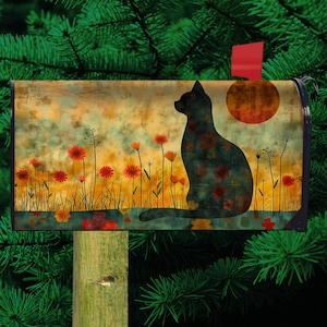 Può includere: Una cassetta postale decorativa con un design a silhouette di gatto, che incorpora motivi floreali e uno sfondo di tramonto. Il design presenta fiori rossi e arancioni e una bandiera rossa alzata. La cassetta postale è montata su un palo di legno.