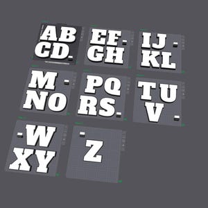 以下が含まれることがあります： 個別の正方形のグリッドプレート上に文字グループとして配置された、英語アルファベット全体のデジタル3Dレンダリング。各文字は、暗い背景に対して、暗い輪郭を持つ太字の白いサンセリフフォントで表現されています。