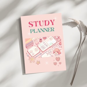 Puede incluir: Un Study Planner rosa con las palabras "STUDY PLANNER" en rojo y verde. La portada presenta una ilustración de un escritorio con libros, papelería y un personaje de dibujos animados. También se incluyen corazones rosas y gráficos de flores.