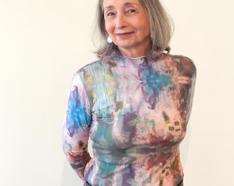 Blusa de malla con arte abstracto y mangas largas transparentes