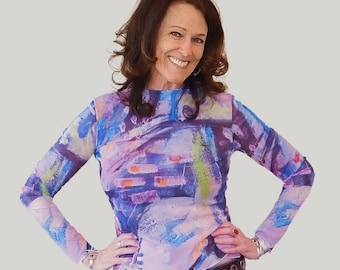 Blusa abstracta de malla con arte original, colores vibrantes, manga larga