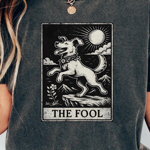 Camiseta de El Loco del Tarot, perro, amante de los perros, astrología, clarividente, predicción del futuro, entusiasta de las cartas del horóscopo, golden retriever, cachorro tonto