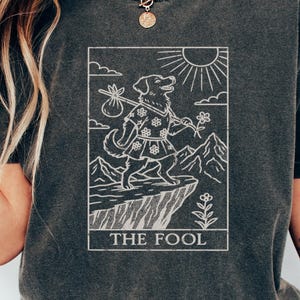 Camiseta de El Loco del Tarot, perro, amante de los perros, astrología, clarividente, predicción del futuro, entusiasta de las cartas del horóscopo, golden retriever, cachorro tonto