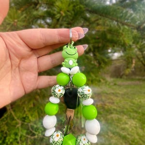 Llavero de muñeca con forma de rana: fabricado con clip de langosta para colocarlo y quitarlo fácilmente.