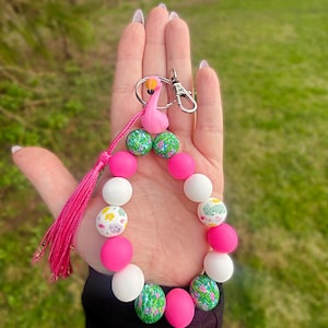 Llavero de pulsera de flamenco: fabricado con clip de langosta para colocarlo y quitarlo fácilmente.
