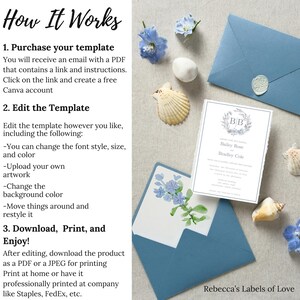 K&ouml;nnte beinhalten: Ein blauer Umschlag mit einer wei&szlig;en Hochzeitseinladung darin. Die Einladung zeigt einen floralen Kranz mit den Initialen "B.B." und den Namen "Bailey Rose" und "Bradley Cole". Die Einladung ist von Muscheln und blauen Blumen umgeben.