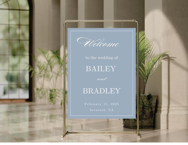 K&ouml;nnte beinhalten: Ein hellblaues Hochzeitsschild mit wei&szlig;em Text. Das Schild lautet "Willkommen zur Hochzeit von Bailey und Bradley, 15. Februar 2025, Savannah, GA".