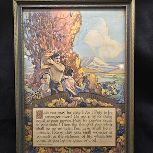 Könnte beinhalten: Gerahmter Vintage-Druck mit einer ländlichen Szene, die Figuren mit Körben und einem Zitat zeigt. Das Kunstwerk hat einen goldfarbenen Rahmen und eine farbenfrohe Illustration mit Text unten. Der Text lautet: "Betet nicht um ein leichtes Leben!"