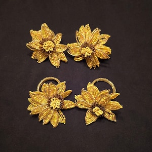 Un set di 4 bellissimi anelli per tovaglioli con perline Cynthia Rowley Sunflower