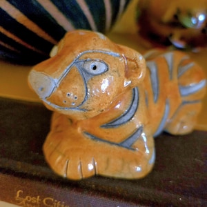 Vintage Künstler signierte Orange und Graue Raku-Keramik Tiget Handmade Südafrika.