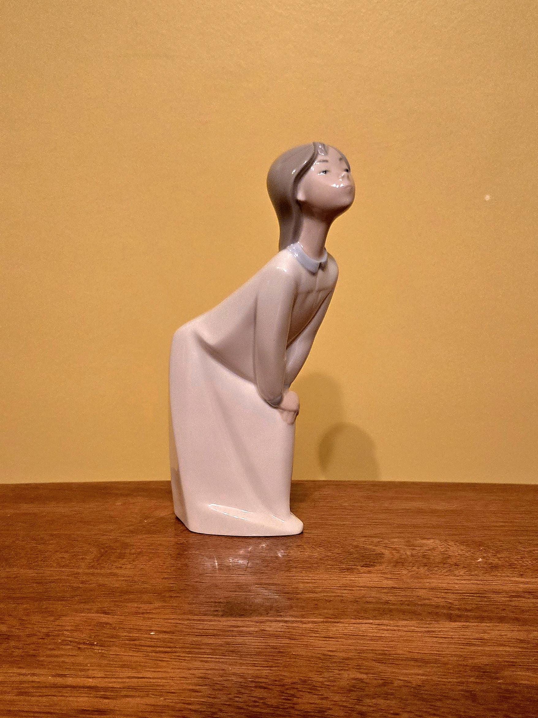 ヴィンテージ リヤドロ「キスをする少女」磁器フィギュア - Etsy 日本