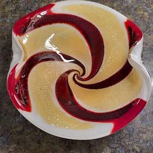 Ciotola porta caramelle vintage in vetro di Murano, con motivo a spirale curva e scanalata, in stile moderno di metà secolo.