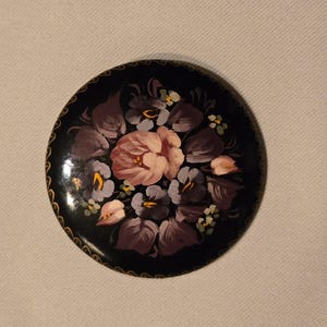 Broche de laca rusa firmado por un artista y pintado a mano