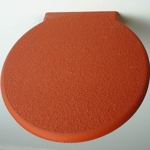 Könnte beinhalten: Eine weiße Keramik-Tasse mit schwarzem Henkel und dem Text "But First, Coffee" in schwarzer, handschriftlicher Schrift. Die Tasse steht auf einer weißen Oberfläche.