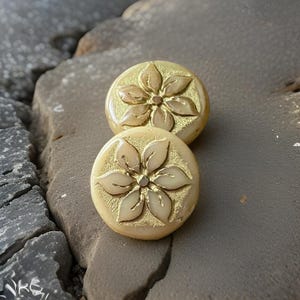 Czech Glass Beads - Flower Beads - Focal Beads - Star Flower Bead - Coin Beads - 18mm - 2 pcs