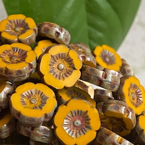 Hibiscus flower beads - Flower beads - Glass flower beads - Czech glass flower beads - Faceted flower beads - 12mm - 12 pcs