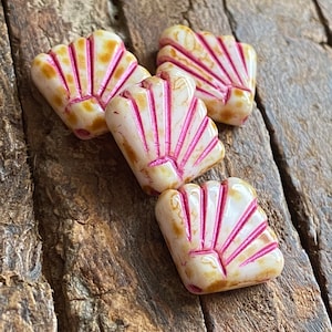 Czech Glass Beads - Fan Beads - Focal Beads - Diamond Bead - Pressed Beads - 17mm - 6 pcs