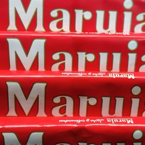 Chocolate maruja, barra de chocolate, chocolate con almendras, chocolate con leche.
