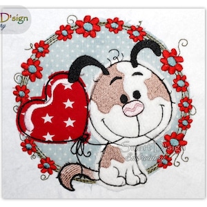 Puede incluir: Diseño bordado de un perro de dibujos animados sosteniendo un globo rojo en forma de corazón con estrellas blancas. El perro está rodeado de una corona de flores rojas con centros azules.
