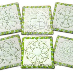 Peut inclure: Six carrés de tissu blanc avec des coutures vertes, chacun présentant un motif géométrique différent. Les carrés sont encadrés d'une bordure verte et blanche. Le texte "Designbeispiel, probegestickt und fotografiert von Andrea M." est en bas de l'image.