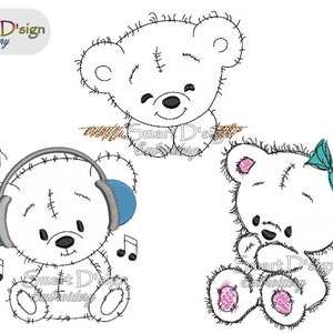 Op de afbeelding: Drie witte teddyberen met zwarte ogen en gestikte details. Eén beer draagt blauwe koptelefoon en is omringd door muzieknoten. Een andere beer draagt een turquoise strik. De derde beer zit met zijn poten voor zich.