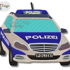 Peut inclure: Un patch brodé représentant une voiture de police allemande. La voiture est bleue et blanche avec un gyrophare bleu sur le toit et le mot "Polizei" écrit sur l'avant et les côtés.
