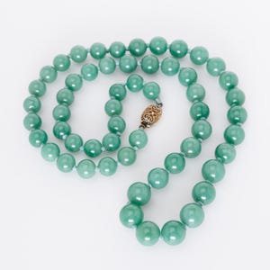 jade jadeite knotted graduated bead long necklace vintage heaven eternity good fortune luck Chinese jewelry green opera length mardi gras