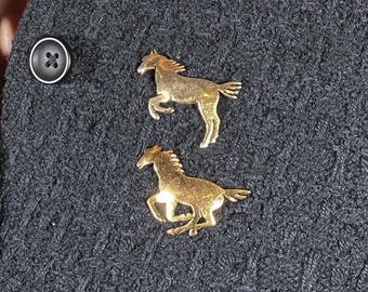 Conjunto de broches y alfileres de caballo corriendo en tono dorado vintage, joyería ecuestre, caprichosa.