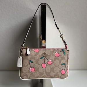 Coach Light Khaki/Chalk Nolita 19 Kirsche Gedruckt Signature Canvas & Leder Wristlet/Shoudler Bag Damen Handtaschen