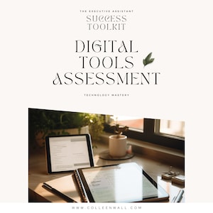Op de afbeelding: De afbeelding toont twee tablets op een houten oppervlak, met een notitieblok en pen. De tekst op de afbeelding luidt "DIGITAL TOOLS ASSESSMENT" en "TECHNOLOGY MASTERY". Een kopje koffie en groen zijn zichtbaar op de achtergrond. De website is www.colleenwall.com.