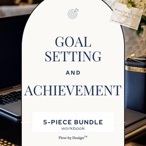 Könnte beinhalten: Ein Arbeitsbuch-Bundle mit dem Text "GOAL SETTING AND ACHIEVEMENT" in Marineblau auf weißem Hintergrund. Das Bundle enthält ein 5-teiliges Arbeitsbuch. Ein Laptop und ein dunkelblaues Etui mit goldenen Zierleisten sind im Hintergrund zu sehen.