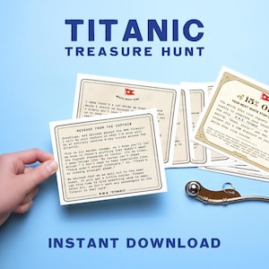 Op de afbeelding: Een verzameling vintage-stijl kaarten met tekst, een messing fluitje en de woorden "TITANIC TREASURE HUNT" en "INSTANT DOWNLOAD" op een lichtblauwe achtergrond. Eén kaart leest "MESSAGE FROM THE CAPTAIN". Een andere kaart biedt 15% korting.