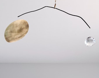 Kinetische Mobile Sonne und Mond: Messing & Glas Hängeskulptur für das Moderne Zuhause